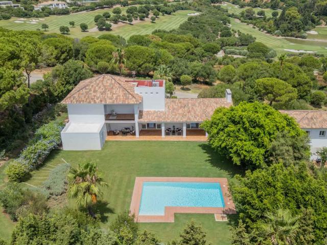 Villa con amplia parcela, piscina privada y vistas al golf en La Reserva de Sotogrande