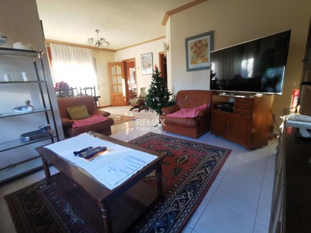 Villa con amplios espacios, jardín privado y buena ubicación en Girona