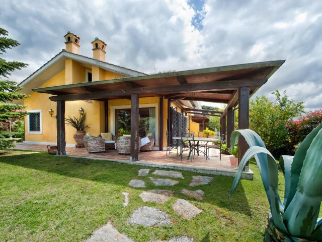 Villa con box a Grottaferrata