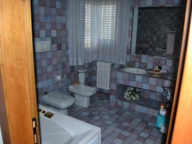 Villa con box a Massa