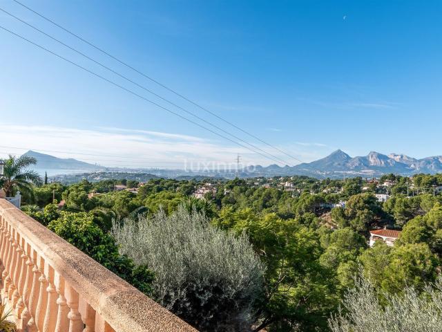Villa con bonitas vistas al mar y montaña en La Galera 261m² Altea