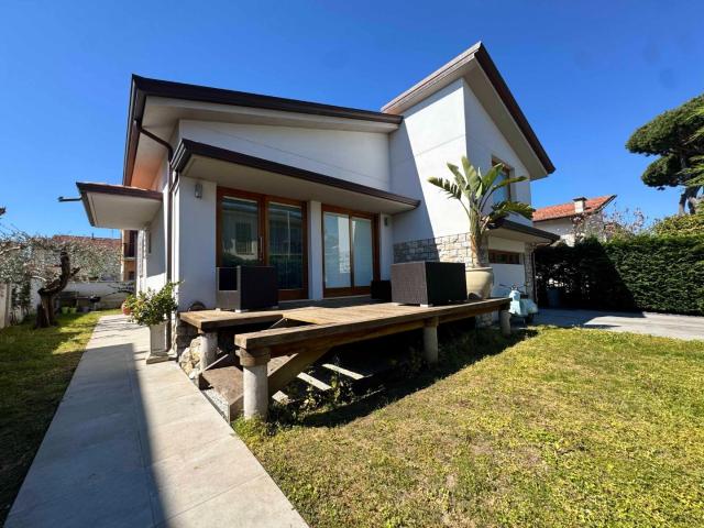 Villa con giardino, Camaiore lido di