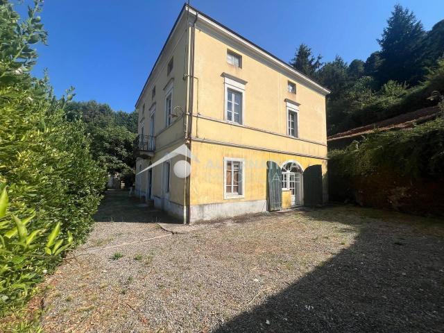 Villa con giardino, Capannori pieve di compito