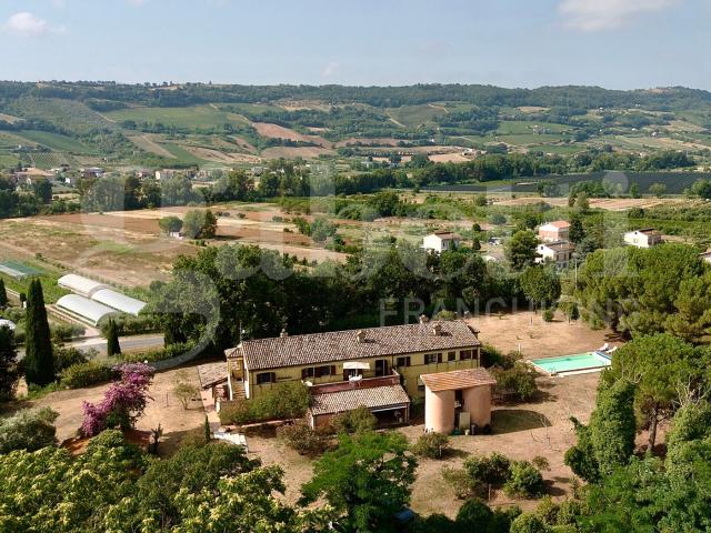 Villa con giardino a Altidona