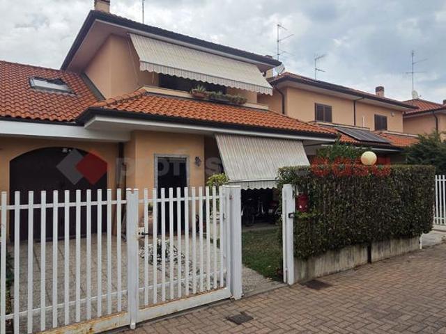 Villa con giardino a Arconate
