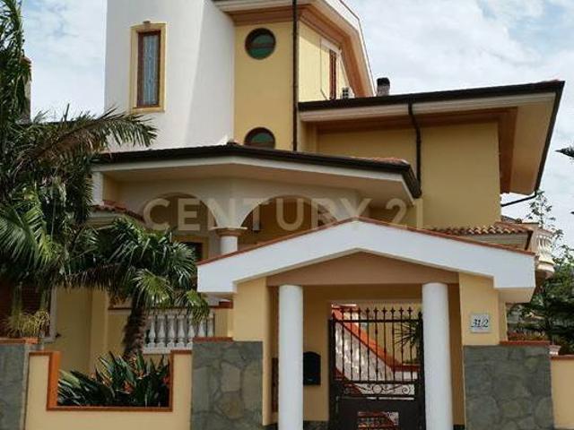 Villa con giardino a Barcellona Pozzo di Gotto