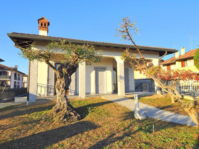 Villa con giardino a Bernate Ticino