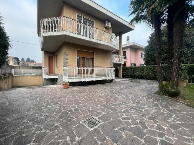 Villa con giardino a Cairate