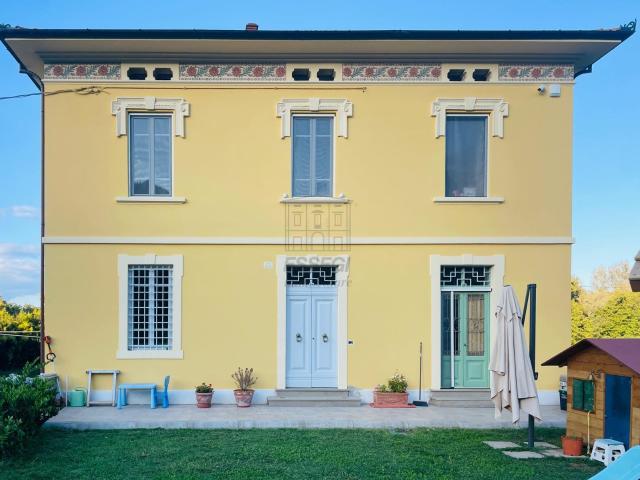 Villa con giardino a Capannori
