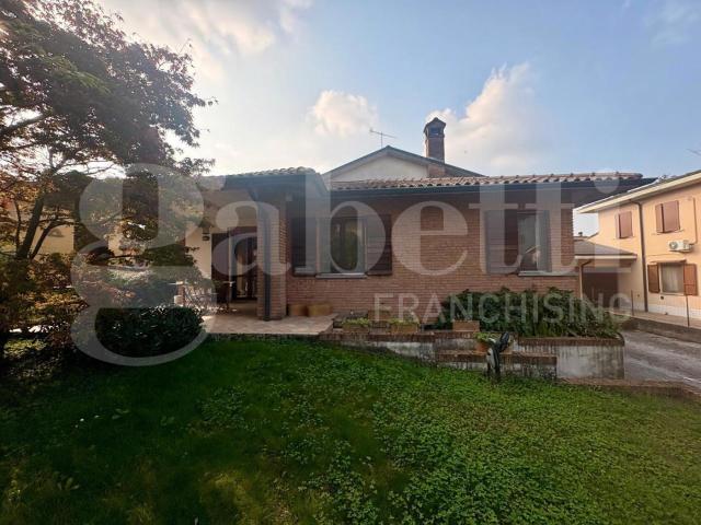 Villa con giardino a Castelverde