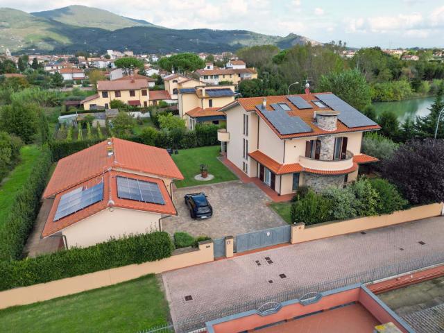 Villa con giardino a Cascina