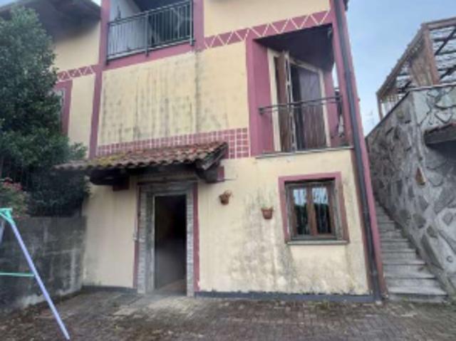 Villa con giardino a Divignano