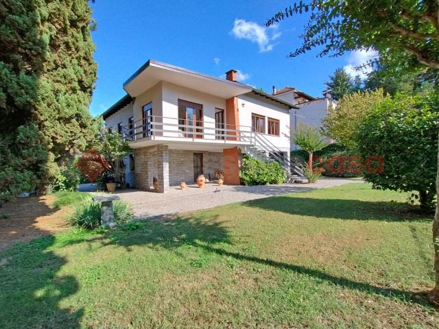 Villa con giardino a Dormelletto