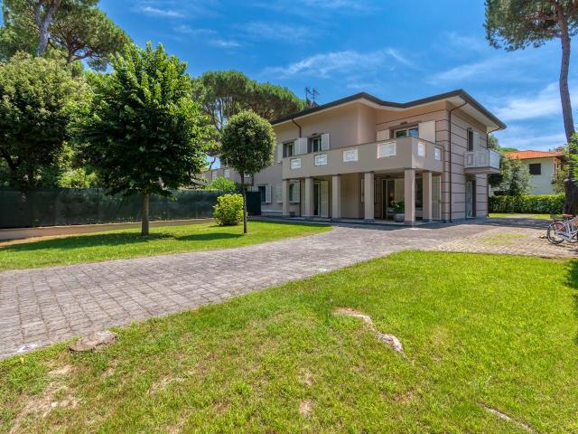 Villa con giardino a Forte dei Marmi
