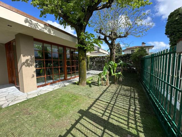Villa con giardino a Forte dei Marmi