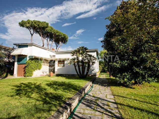 Villa con giardino a Forte dei Marmi