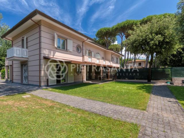 Villa con giardino a Forte dei Marmi