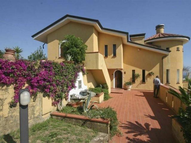Villa con giardino a Massa