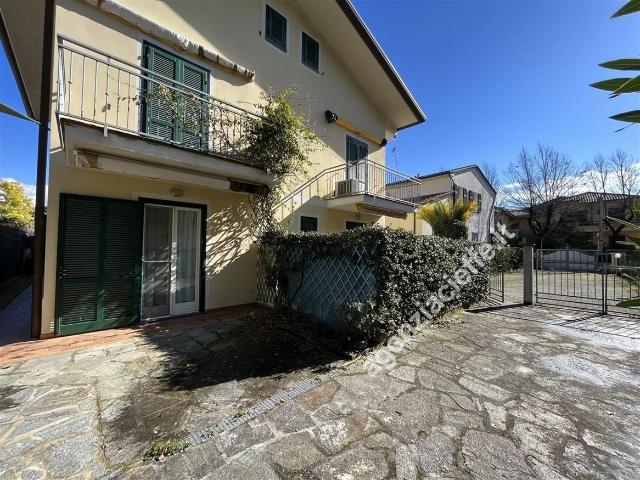 Villa con giardino a Massa