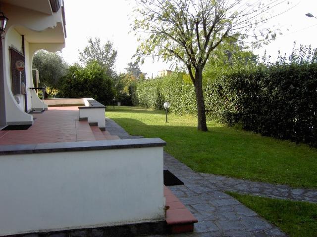 Villa con giardino a Massa