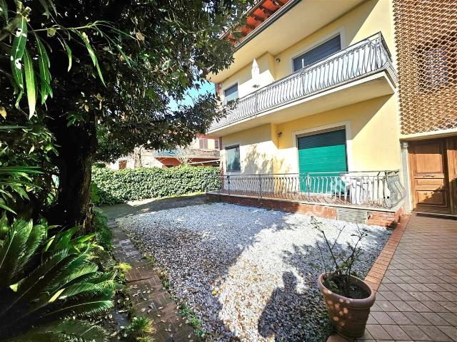 Villa con giardino a Massa
