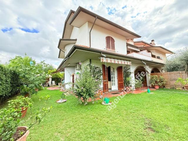 Villa con giardino a Massa