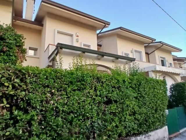 Villa con giardino a Massa
