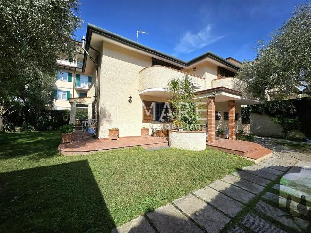 Villa con giardino a Massa