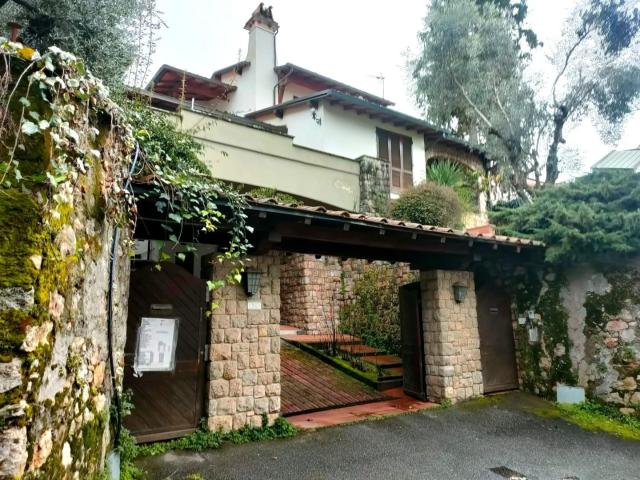 Villa con giardino a Massa