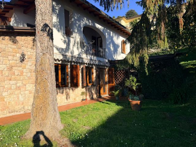Villa con giardino a Massa