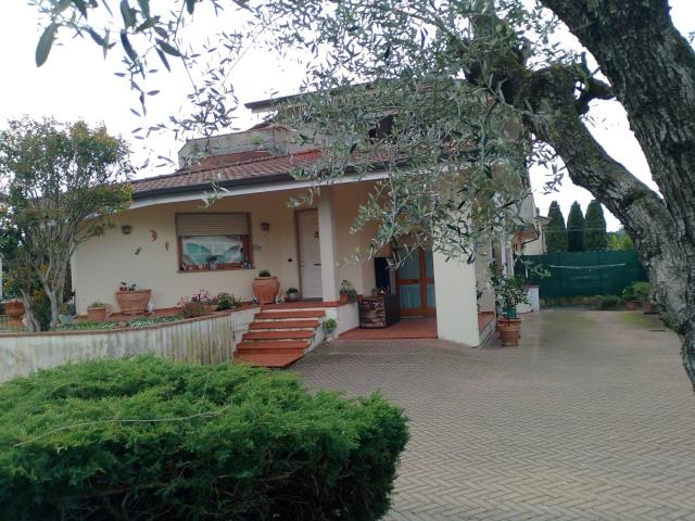 Villa con giardino a Massarosa