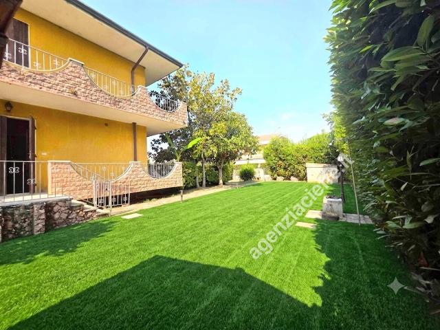 Villa con giardino a Montignoso