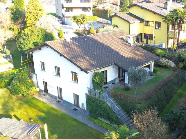 Villa con giardino a Muzzano: il perfetto equilibrio tra privacy e comodità