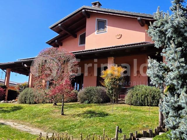 Villa con giardino a Pezzana