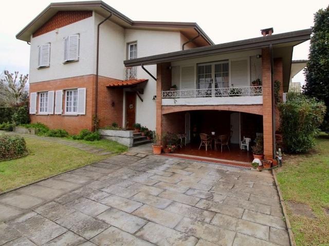 Villa con giardino a Pietrasanta