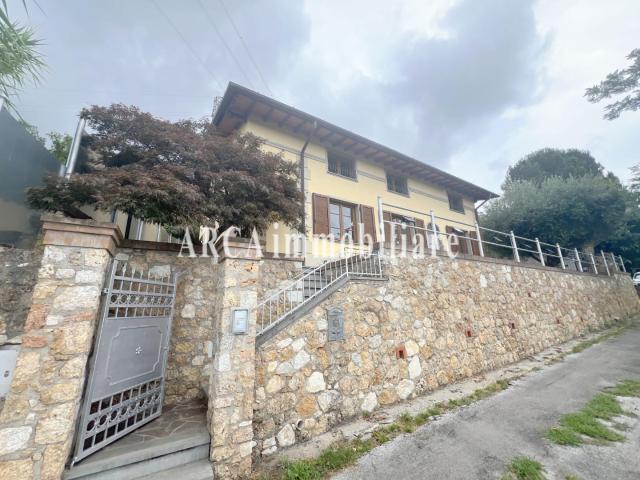 Villa con giardino a Pietrasanta