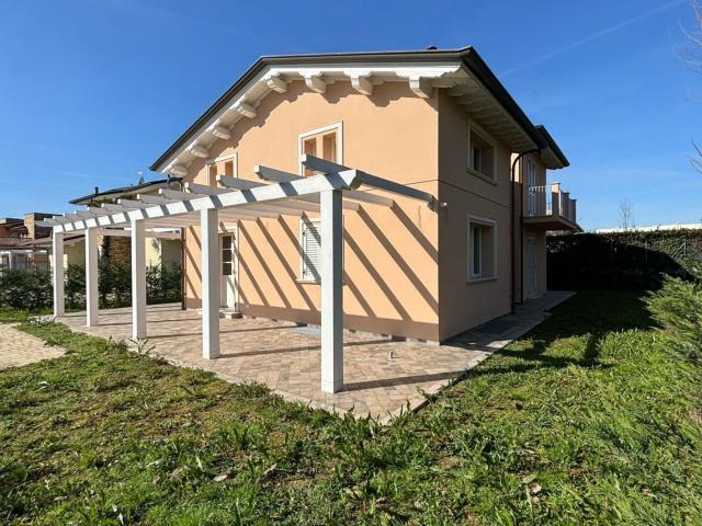 Villa con giardino a Pietrasanta
