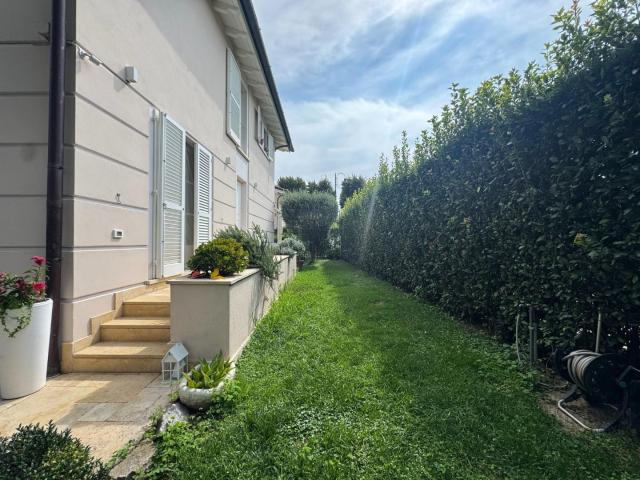 Villa con giardino a Pietrasanta