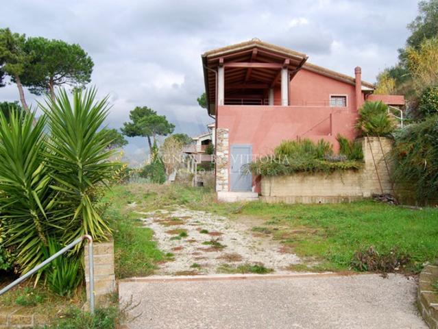 Villa con giardino a Pietrasanta