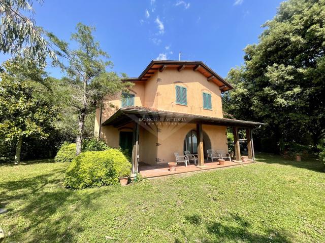 Villa con giardino a Pietrasanta