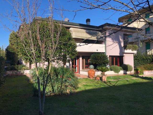 Villa con giardino a Santa Croce sull'Arno