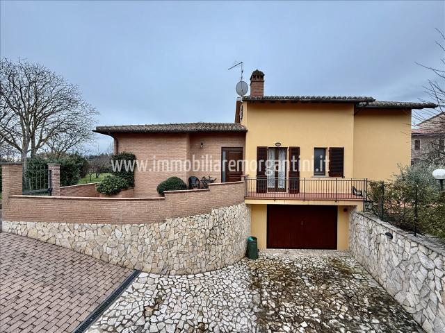 Villa con giardino a Sarteano