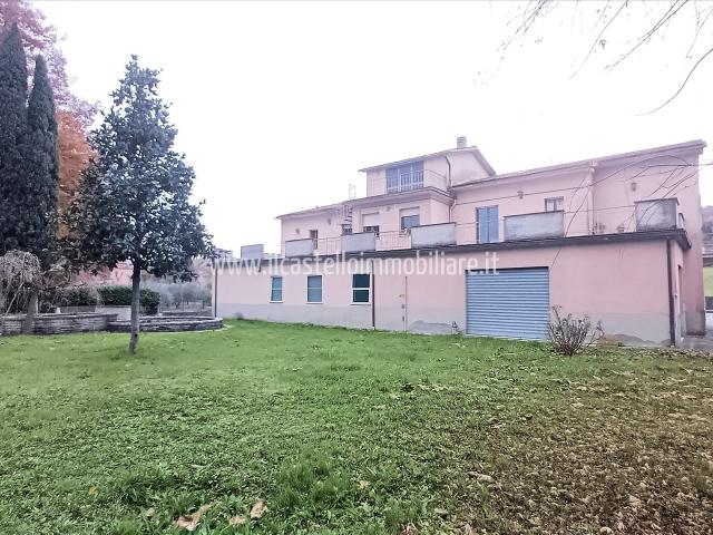 Villa con giardino a Sarteano