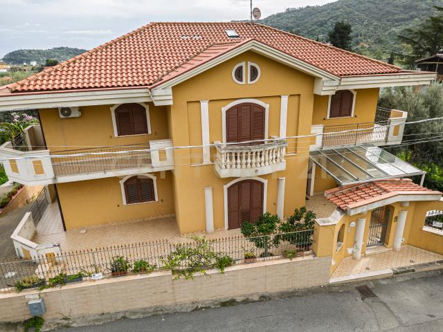Villa con giardino a Savoca