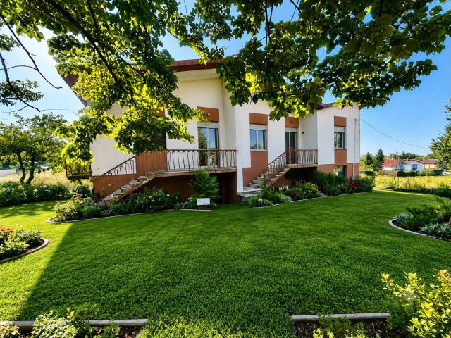 Villa con giardino a Stradella