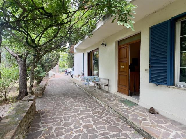 Villa Con Giardino E Vista Panoramica Sul Lago Di Chiusi – T. 234m² Chiusi