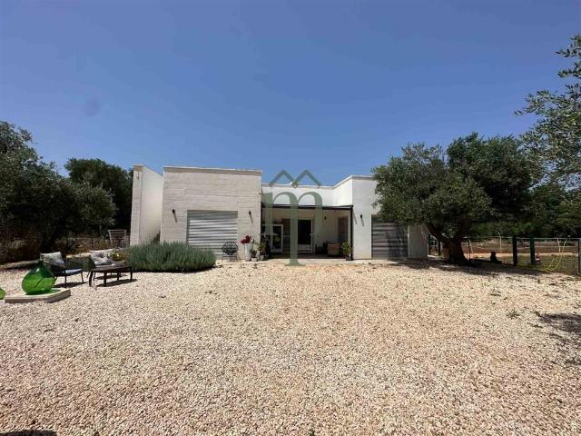 Villa con giardino in contrada deserto snc 72012 carovigno br, Carovigno