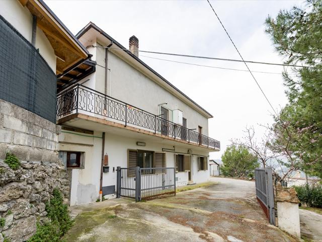 Villa con giardino in contrada fanese 2, Bucchianico