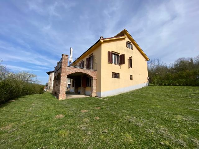 Villa con giardino in località leprato 14, Serravalle Langhe