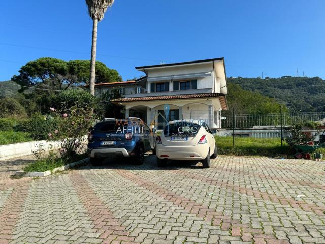 Villa con giardino in strada comunale di monteverde 40, Carrara
